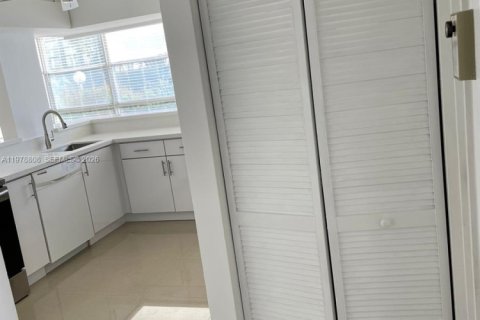 Copropriété à louer à Hallandale Beach, Floride: 2 chambres, 94.76 m2 № 2044530 - photo 14