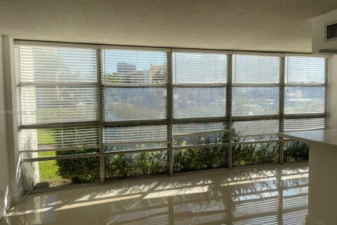 Copropriété à louer à Hallandale Beach, Floride: 2 chambres, 94.76 m2 № 2044530 - photo 4