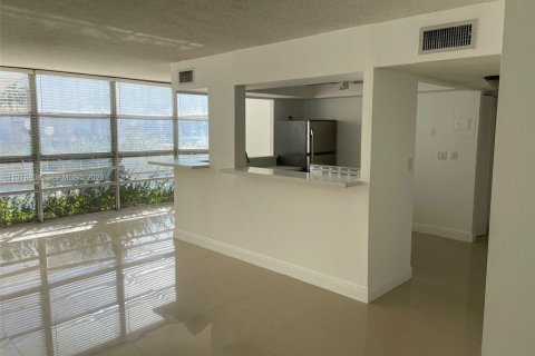 Condo à Hallandale Beach, Floride, 2 chambres  № 2044530