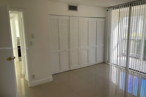 Copropriété à louer à Hallandale Beach, Floride: 2 chambres, 94.76 m2 № 2044530 - photo 16
