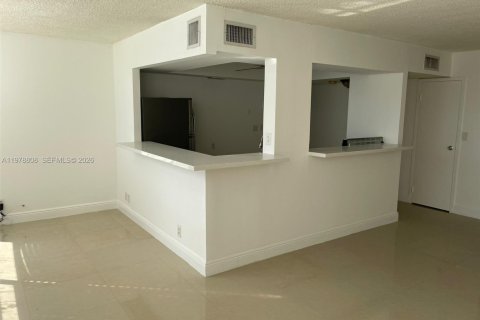 Copropriété à louer à Hallandale Beach, Floride: 2 chambres, 94.76 m2 № 2044530 - photo 17