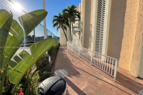 Copropriété à louer à Hallandale Beach, Floride: 2 chambres, 94.76 m2 № 2044530 - photo 28