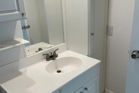 Copropriété à louer à Hallandale Beach, Floride: 2 chambres, 94.76 m2 № 2044530 - photo 5