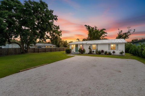 Casa en venta en Sarasota, Florida, 3 dormitorios, 107.58 m2 № 1916166 - foto 1