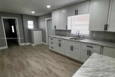 Villa ou maison à louer à Hialeah, Floride: 2 chambres, 238.29 m2 № 1957315 - photo 5