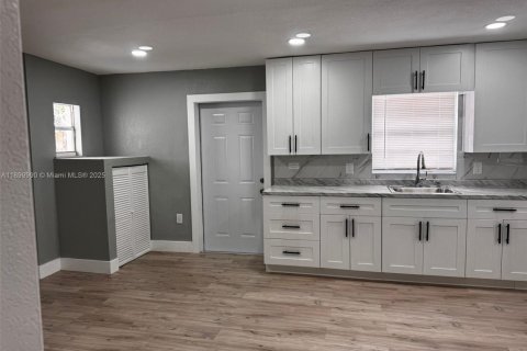 Villa ou maison à louer à Hialeah, Floride: 2 chambres, 238.29 m2 № 1957315 - photo 1