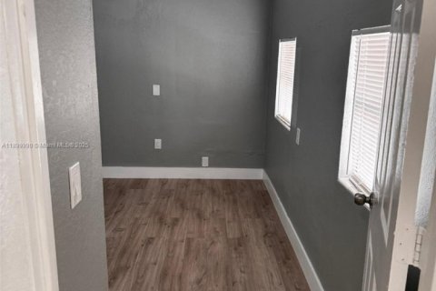 Villa ou maison à louer à Hialeah, Floride: 2 chambres, 238.29 m2 № 1957315 - photo 14