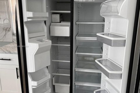 Villa ou maison à louer à Hialeah, Floride: 2 chambres, 238.29 m2 № 1957315 - photo 6