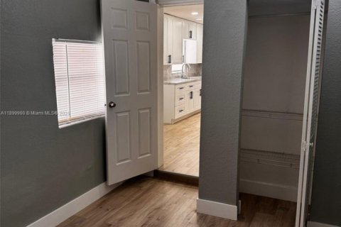 Villa ou maison à louer à Hialeah, Floride: 2 chambres, 238.29 m2 № 1957315 - photo 13