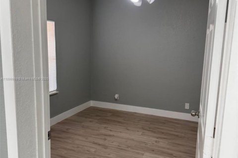 Villa ou maison à louer à Hialeah, Floride: 2 chambres, 238.29 m2 № 1957315 - photo 12