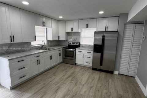 Villa ou maison à louer à Hialeah, Floride: 2 chambres, 238.29 m2 № 1957315 - photo 4