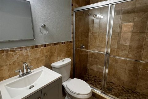 Villa ou maison à louer à Hialeah, Floride: 2 chambres, 238.29 m2 № 1957315 - photo 9