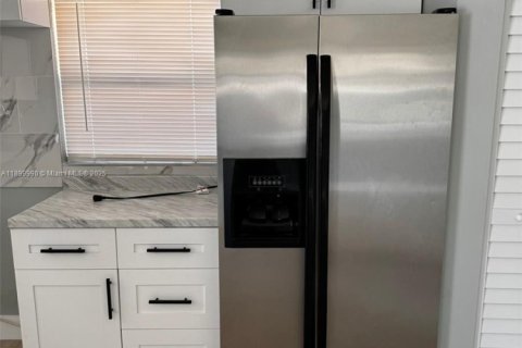 Villa ou maison à louer à Hialeah, Floride: 2 chambres, 238.29 m2 № 1957315 - photo 7