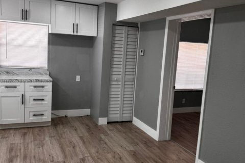 Villa ou maison à louer à Hialeah, Floride: 2 chambres, 238.29 m2 № 1957315 - photo 11