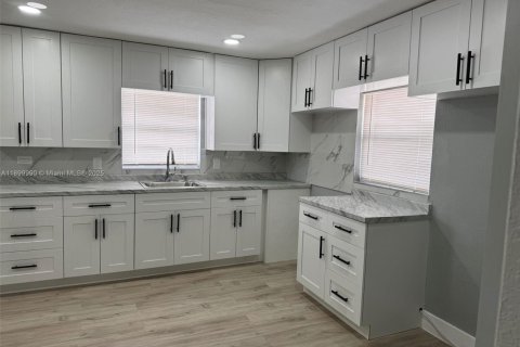Villa ou maison à louer à Hialeah, Floride: 2 chambres, 238.29 m2 № 1957315 - photo 2