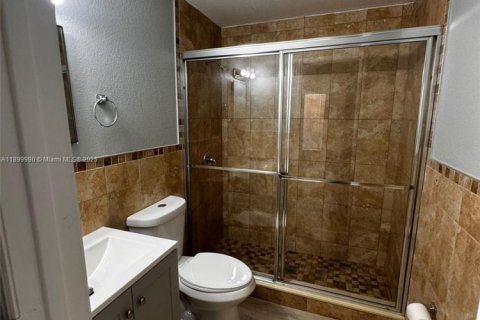 Villa ou maison à louer à Hialeah, Floride: 2 chambres, 238.29 m2 № 1957315 - photo 8