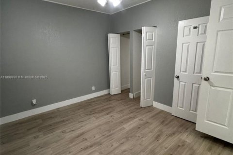 Villa ou maison à louer à Hialeah, Floride: 2 chambres, 238.29 m2 № 1957315 - photo 10