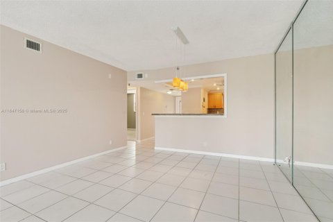 Condominio en venta en Deerfield Beach, Florida, 2 dormitorios, 97.55 m2 № 1852009 - foto 11