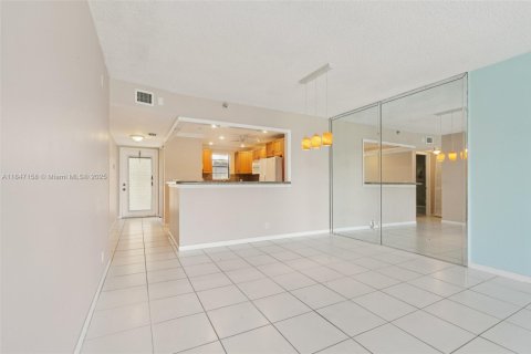 Condominio en venta en Deerfield Beach, Florida, 2 dormitorios, 97.55 m2 № 1852009 - foto 10