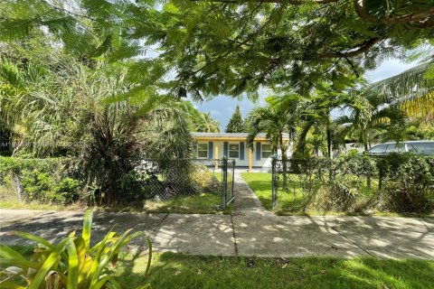 House in Miami, Florida 4 bedrooms, 110 sq.m. № 1945394 - photo 1