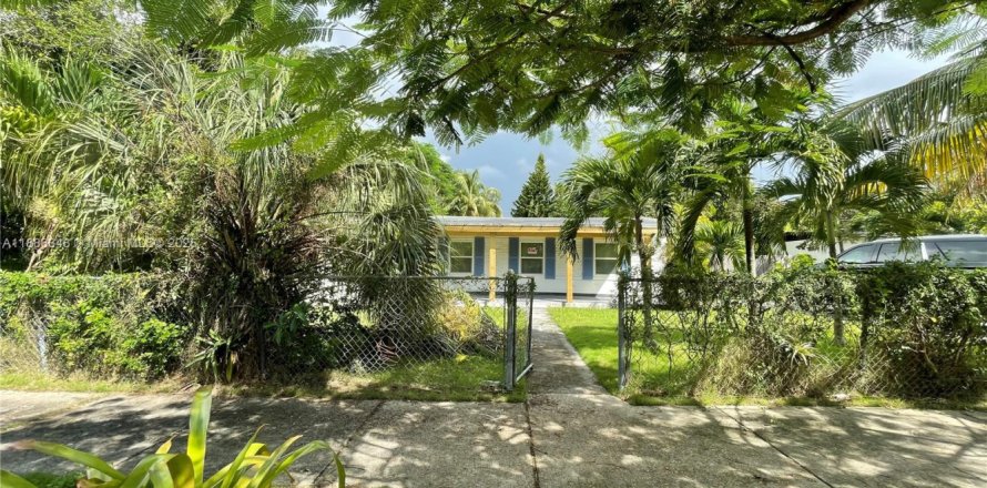 House in Miami, Florida 4 bedrooms, 110 sq.m. № 1945394