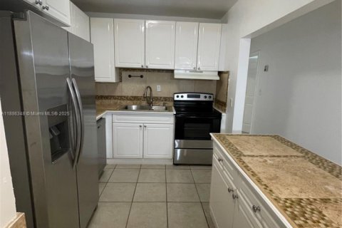 House in Miami, Florida 4 bedrooms, 110 sq.m. № 1945394 - photo 4