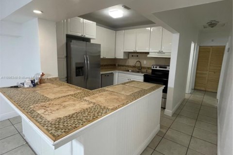 House in Miami, Florida 4 bedrooms, 110 sq.m. № 1945394 - photo 3