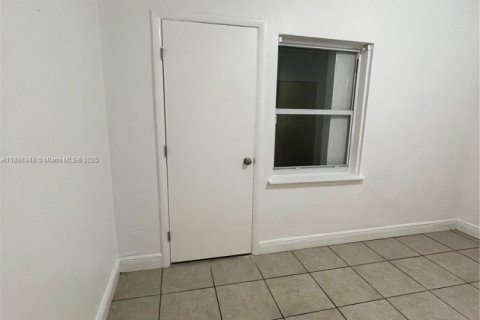 House in Miami, Florida 4 bedrooms, 110 sq.m. № 1945394 - photo 6