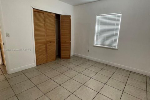 House in Miami, Florida 4 bedrooms, 110 sq.m. № 1945394 - photo 8