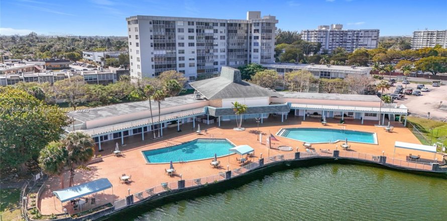 Condo in Miami, Florida, 1 bedroom № 1891036