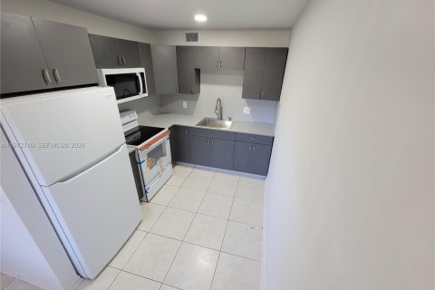 Copropriété à vendre à Pembroke Pines, Floride: 2 chambres, 96.99 m2 № 2032955 - photo 2
