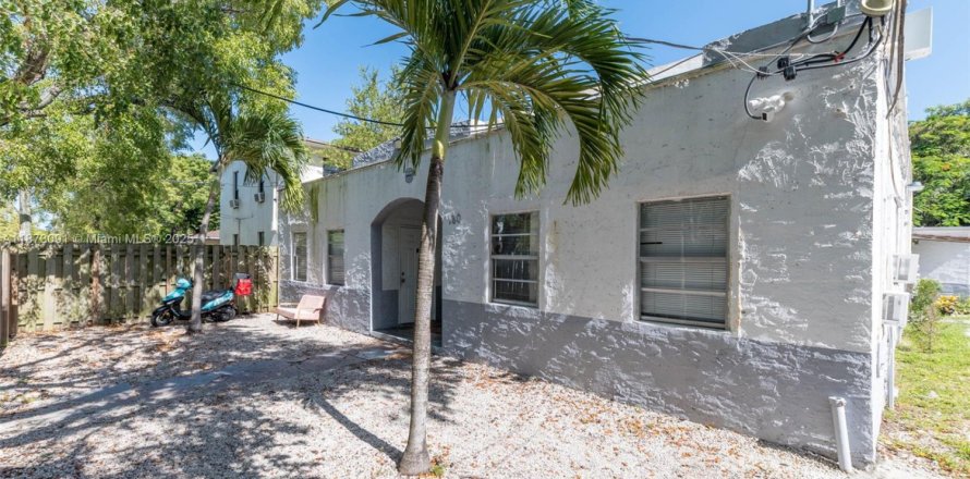 Commercial property in Miami, Florida 263.56 sq.m. № 1979882