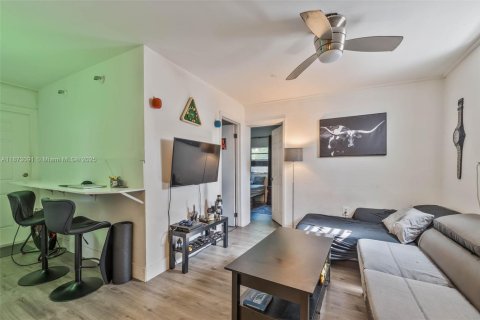 Commercial property in Miami, Florida 263.56 sq.m. № 1979882 - photo 11