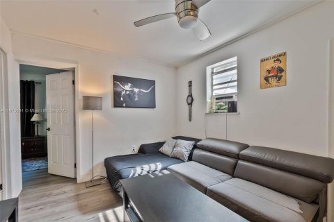 Commercial property in Miami, Florida 263.56 sq.m. № 1979882 - photo 10