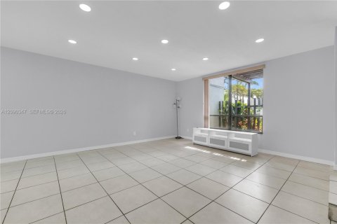 Adosado en venta en Pembroke Pines, Florida, 3 dormitorios, 129.69 m2 № 2375159 - foto 20
