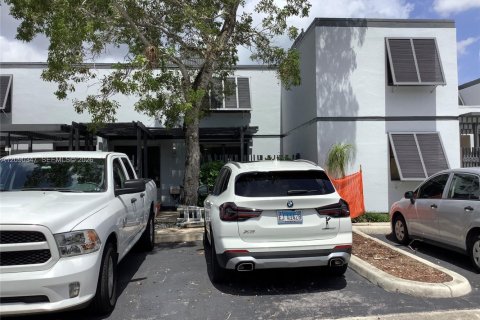 Adosado en Pembroke Pines, Florida 3 dormitorios, 129.69 m2 № 2375159