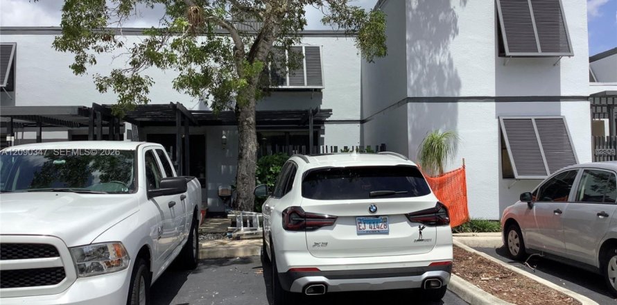 Adosado en Pembroke Pines, Florida 3 dormitorios, 129.69 m2 № 2375159