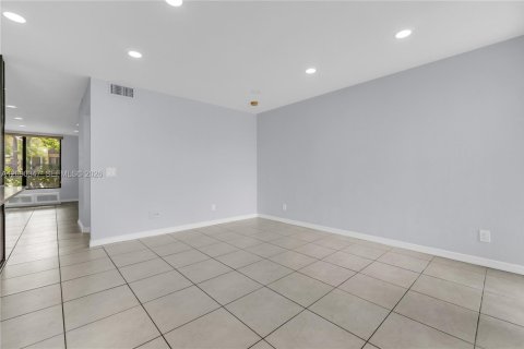 Adosado en venta en Pembroke Pines, Florida, 3 dormitorios, 129.69 m2 № 2375159 - foto 24