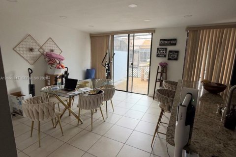 Adosado en venta en Pembroke Pines, Florida, 3 dormitorios, 129.69 m2 № 2375159 - foto 9