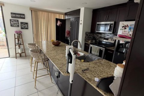 Adosado en venta en Pembroke Pines, Florida, 3 dormitorios, 129.69 m2 № 2375159 - foto 8