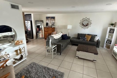 Adosado en venta en Pembroke Pines, Florida, 3 dormitorios, 129.69 m2 № 2375159 - foto 5
