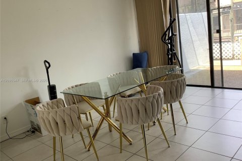 Adosado en venta en Pembroke Pines, Florida, 3 dormitorios, 129.69 m2 № 2375159 - foto 10