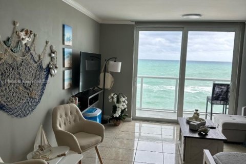 Condo in Sunny Isles Beach, Florida  № 1695785 - photo 2