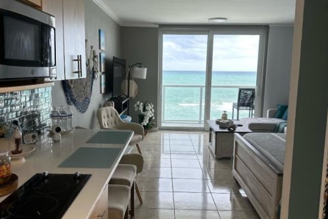 Condo in Sunny Isles Beach, Florida  № 1695785 - photo 3