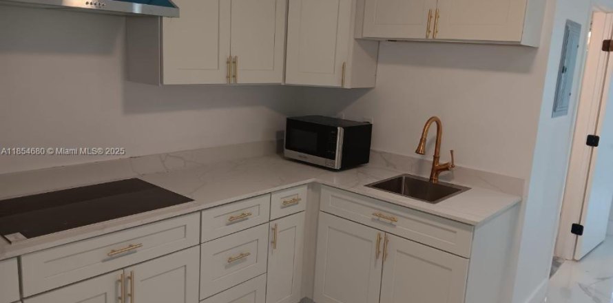 Apartment in Tavernier, Florida 1 bedroom, 815.12 sq.m. № 1872560
