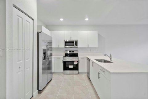 Townhouse in Homestead, Florida 3 bedrooms, 129.41 sq.m. № 1839759 - photo 7
