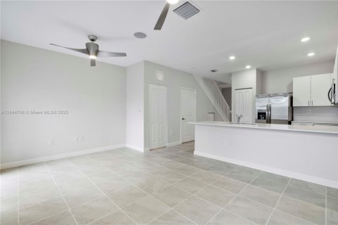 Townhouse in Homestead, Florida 3 bedrooms, 129.41 sq.m. № 1839759 - photo 13