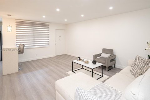 Condominio en venta en Hollywood, Florida, 2 dormitorios, 100.15 m2 № 1762970 - foto 17