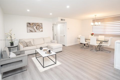Condominio en venta en Hollywood, Florida, 2 dormitorios, 100.15 m2 № 1762970 - foto 12