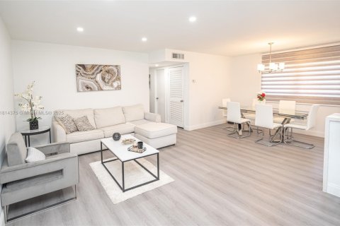 Condominio en venta en Hollywood, Florida, 2 dormitorios, 100.15 m2 № 1762970 - foto 11
